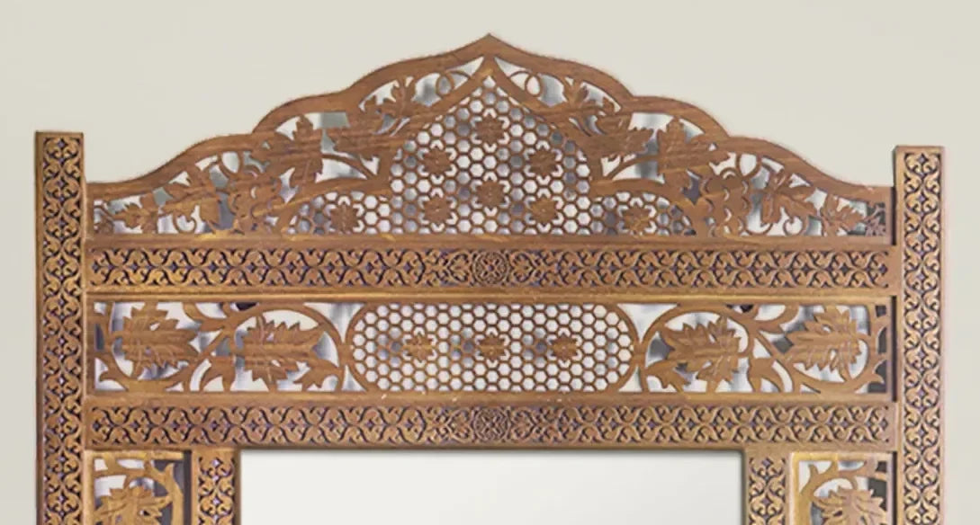 Debora short carved crown mirror – close-up of the hand-carved crown