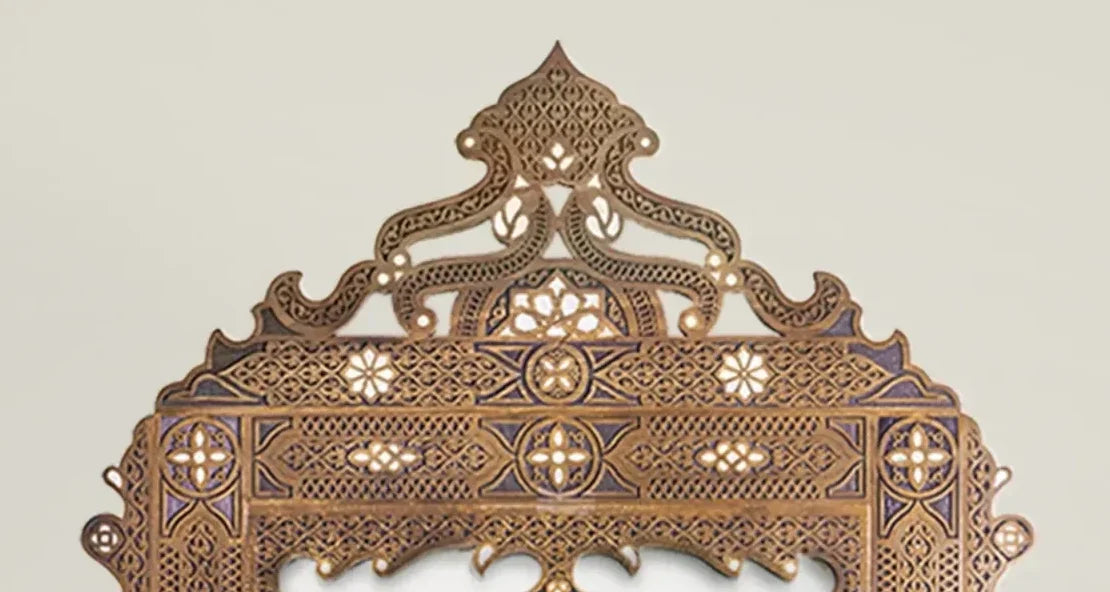 Malka mother-of-pearl crown mirror – close-up of the hand-carved crown