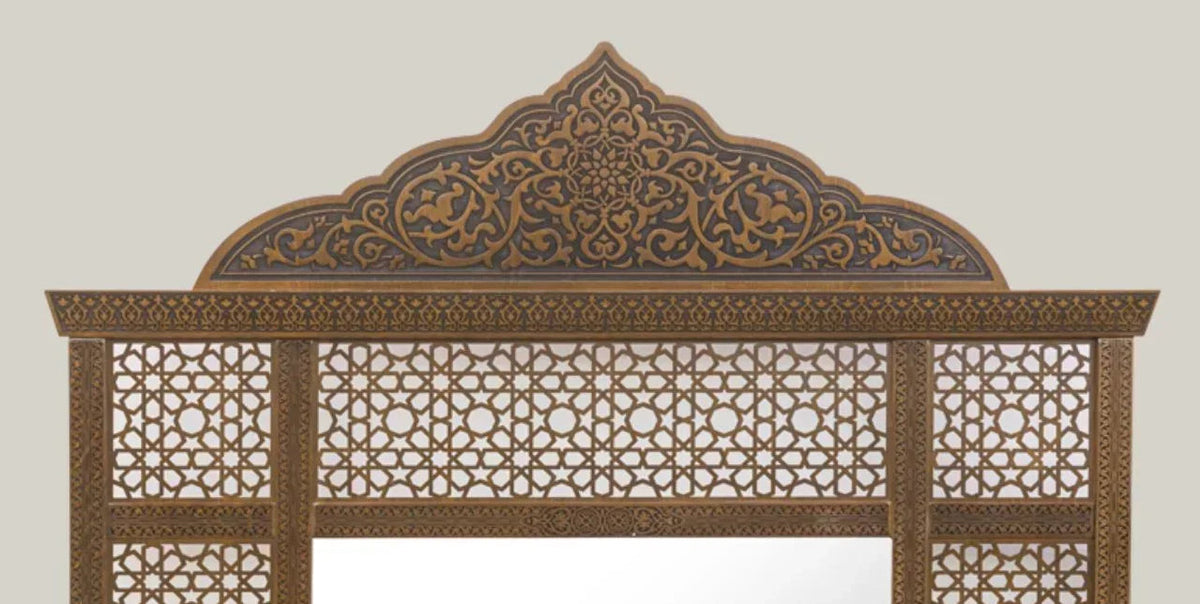 Arabesque grand crown mirror – close-up of the hand-carved crown