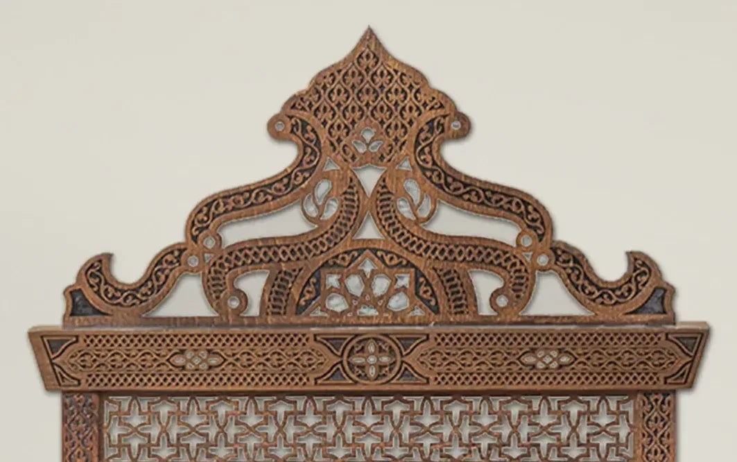 Rimmon mother-of-pearl crown mirror – close-up of the hand-carved crown