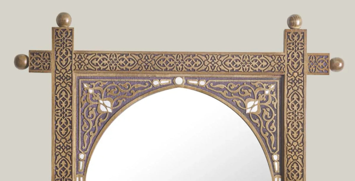 Myraza mother-of-pearl wall mirror – close-up of the hand-carved crown