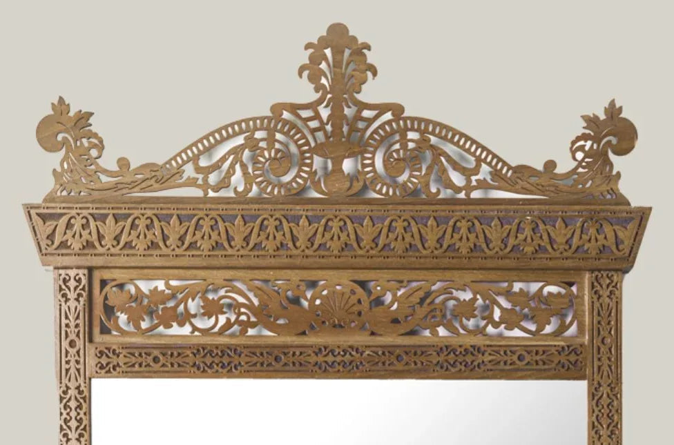 Italiya carved crown mirror – close-up of the hand-carved crown