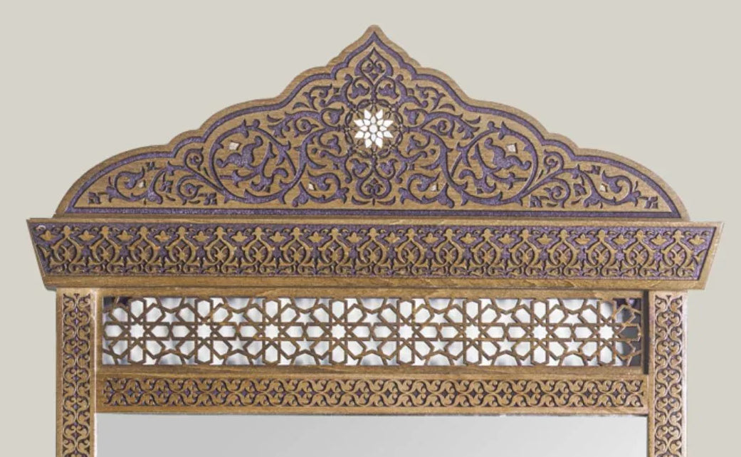 Tamra mother-of-pearl arched mirror – close-up of the hand-carved crown